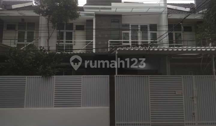 Rumah 2 Lantai Jalan Besar Komplek Town House di Pancoran