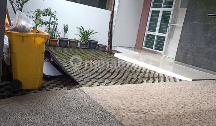 Rumah 2 Lantai Jalan Besar Komplek Town House di Pancoran