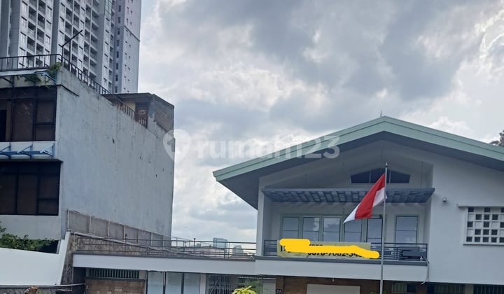 Old Well-Maintained Office Building Just Land Count..NJOP Only.