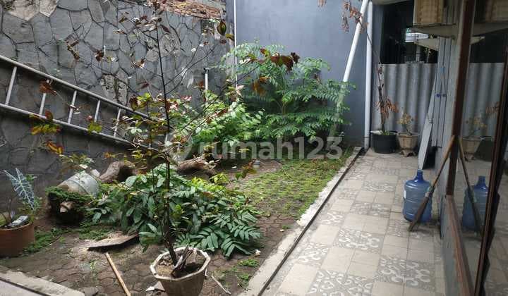 Rumah Lama Hitung Tanah Cocok Untuk Rumah Kost.dekat Mall.