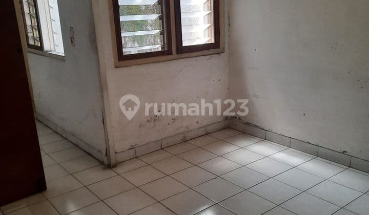 Rumah lama Hitung Tanah lokasi Tebet Barat dekat dengan Cafe