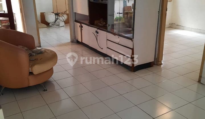 Rumah lama Hitung Tanah lokasi Tebet Barat dekat dengan Cafe