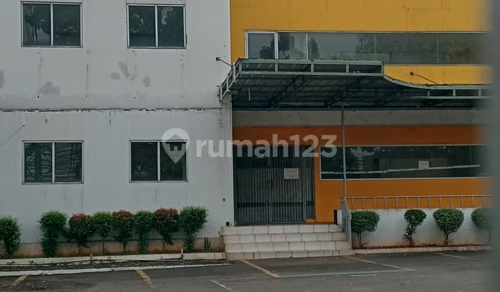 Gedung Pinggir Jalan Raya Parkir Luas Bebas Banjir.