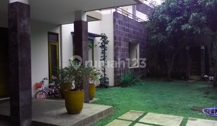 Rumah 2 Lantai Bagus Semi Furnished SHM di Cigadung, Bandung