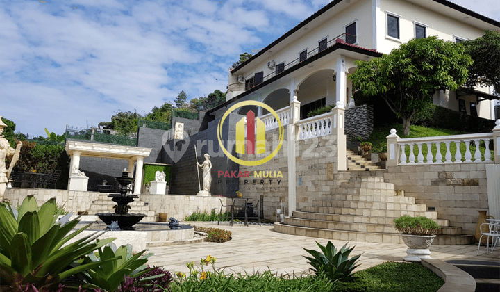 Villa Furnish Mewah ada kolam Renang di Lembang Bandung