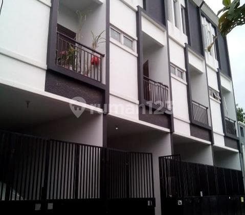 Dijual Cepat Rumah 3 Lantai di Cengkareng, Jakarta Barat