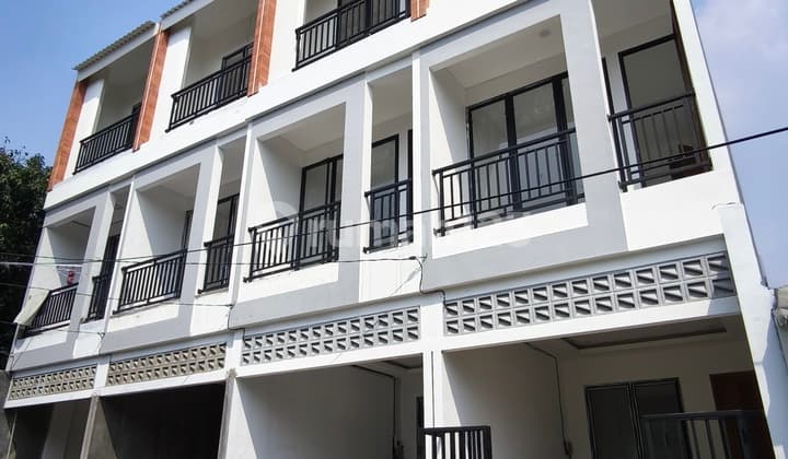 Rumah Baru 3 Lantai Strategis Dekat Taman Semanan Indah, Cengkareng