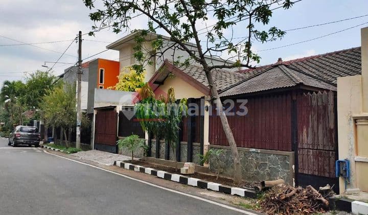 Rumah asri dekat dengan kampus Ikip Boedi Oetomo