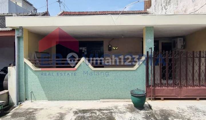 Rumah Dengan Kamar Luas Di Dekat Ruko Wow