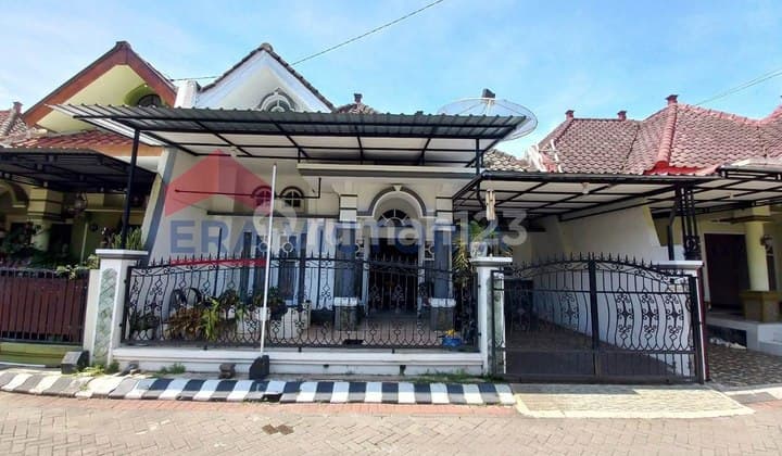 Rumah Dalam Perumahan Tepi Jalan Surabaya-Malang