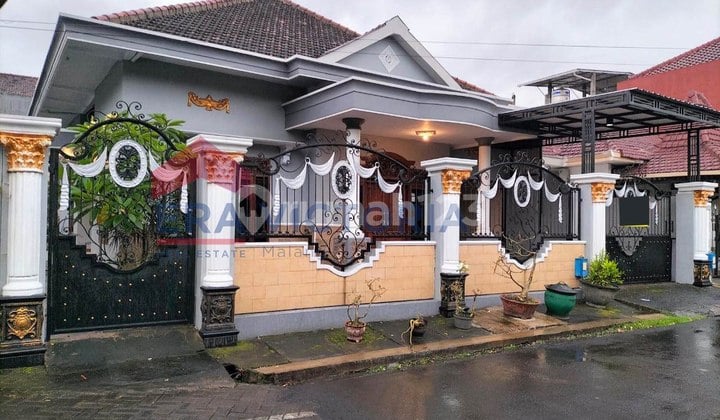 Rumah Besar Halaman Luas Dekat Kampus Unikama
