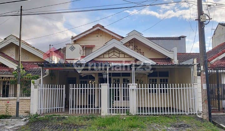 Disewakan Rumah 1,5 Lantai 5 Kamar di Pbi Araya