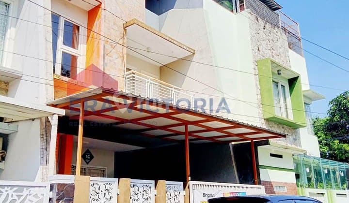 Rumah 3 Lantai Siap Huni Semi Perabot Lokasi Menarik