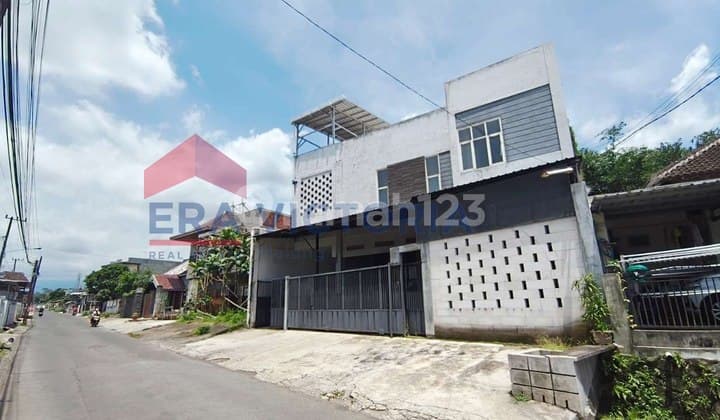 Rumah Besar Dekat Kampus Potensi Untuk Rumah Kos Atau Usaha