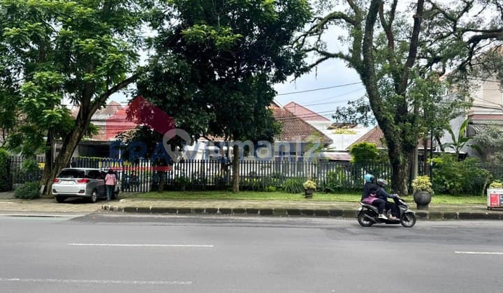 Rumah Luas Bergaya Kolonial Dekat Kampus dan Strategis