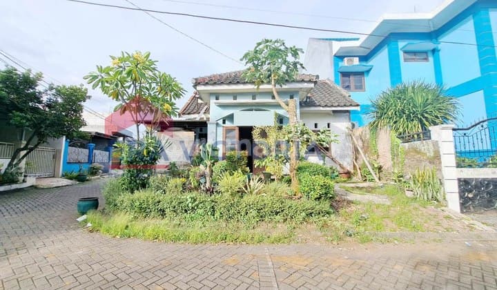 Rumah Murah Posisi Hook One Gate System Dekat Jalan Protokol