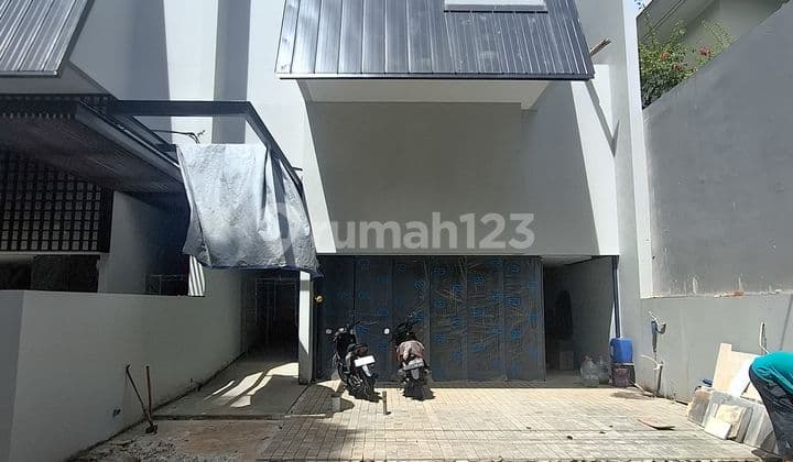 Dijual Rumah Baru Ada Swimming Pool di Simprug