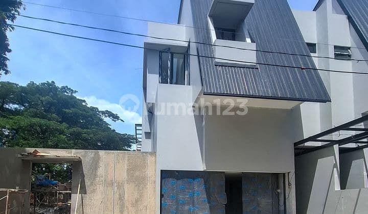 Dijual Rumah Baru One Gated Area di Simprug