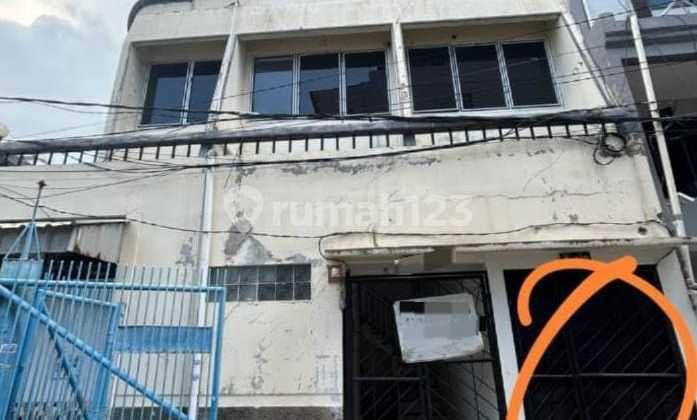 Minimalist 4-Story Strategic House in Pedamangan, North Jakarta