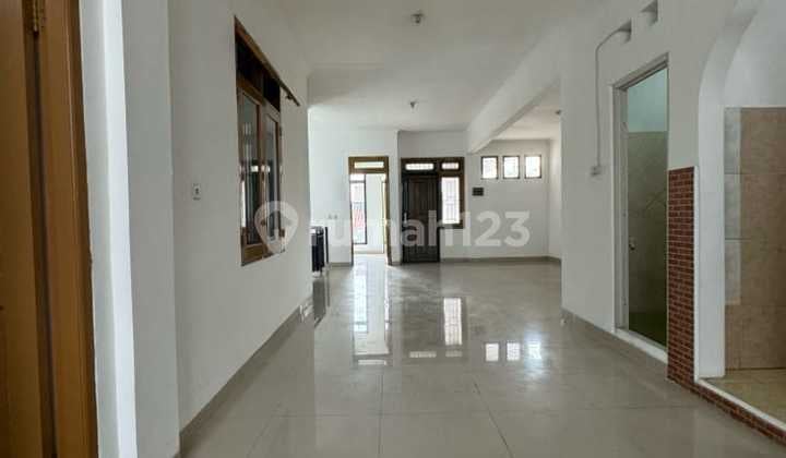 Rumah 2,5 Lantai dengan Semi Furnished Dekat Fasilitas Umum di Metland Cakung Jakarta Timur