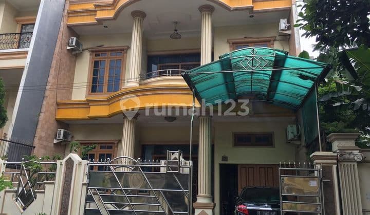 Rumah 2 Lantai Dekat Fasilitas Umum Raw Jalan 3 Mobil di Tama Palem Jakarta Barat