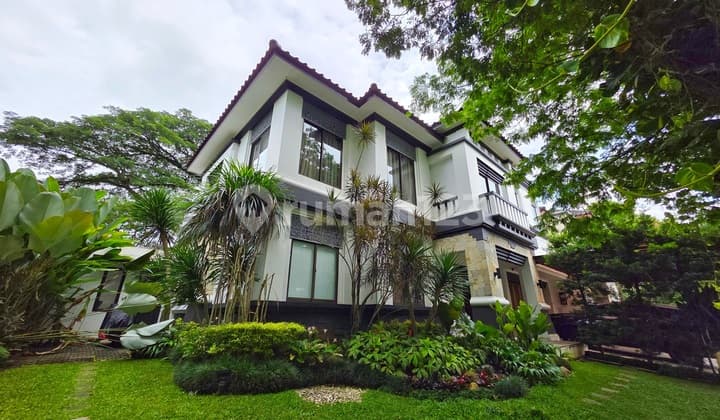 Rumah Mewah Dengan Taman Yang Luas