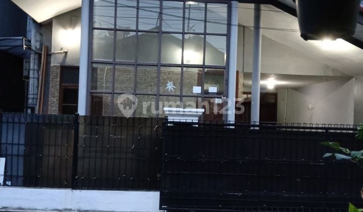 Dijual Rumah Siap Huni, Strategis dan Bagus dan Kokoh 2 Lantai Lokasi di Jalan Cipinang Timur