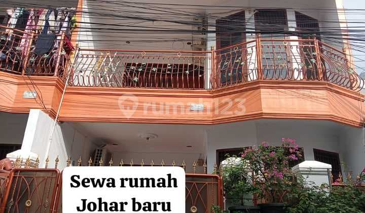 Di Sewakan rumah strategis besar semi furnished lokasi jakarta pusat Johar Baru
