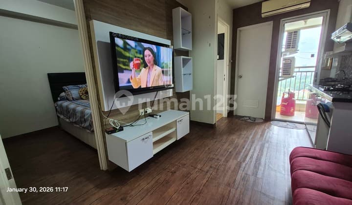 For Rent Kalibata Apartment, Viola 2BR Furnished with Lake View, Vinyl Flooring.