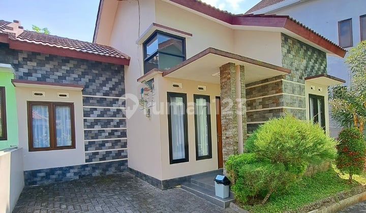 Beautiful and nice villa house, ready to live in, modern minimalist, affordable price.