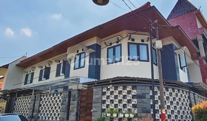 CEPAT RUMAH+KOST 2 LANTAI CANTIK & BAGUS LOKASI SANGAT STRATEGIS
