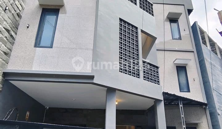 Rumah Kost Aktif 3 Lantai Sudah Full Anak Kost Lokasi Sangat Startegi