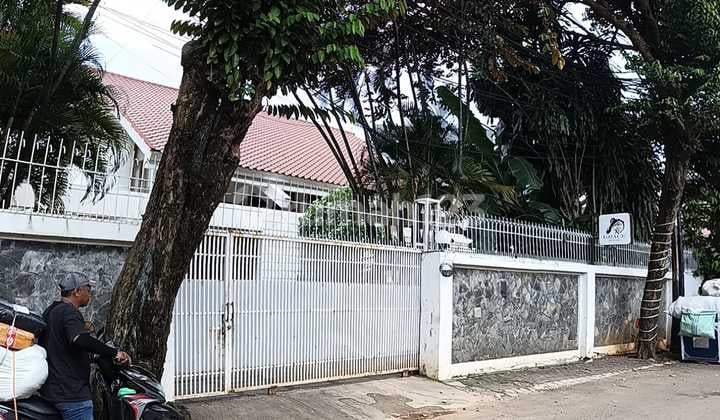 Rumah Besar 945 M² di Jalan Kemang Selatan - Lokasi Strategis Dekat Jalan Raya, Cocok untuk Usaha