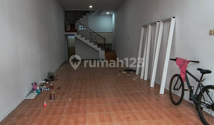 Rumah 3.5 Lantai Pinggir Jalan Rapi Siap Huni Lantai 1 Plong