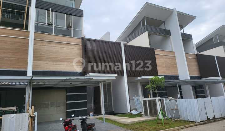 Disewakan rumah golf island 10x30 3 lantai cluster chopin !