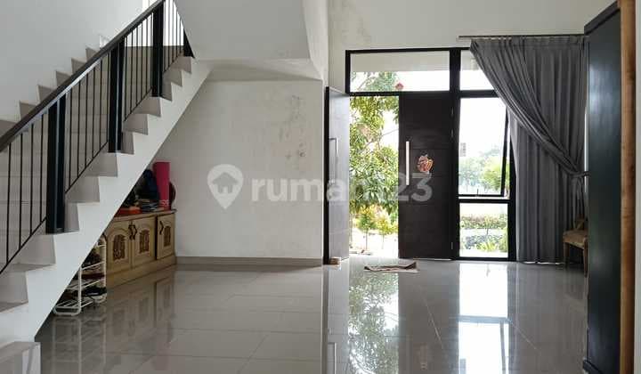 Disewakan rumah pik 2 ukuran 10x30 2.5 lantai semi furnish !