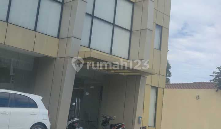 Gedung Ex Showroom Dan Body Repair Di Bintaro