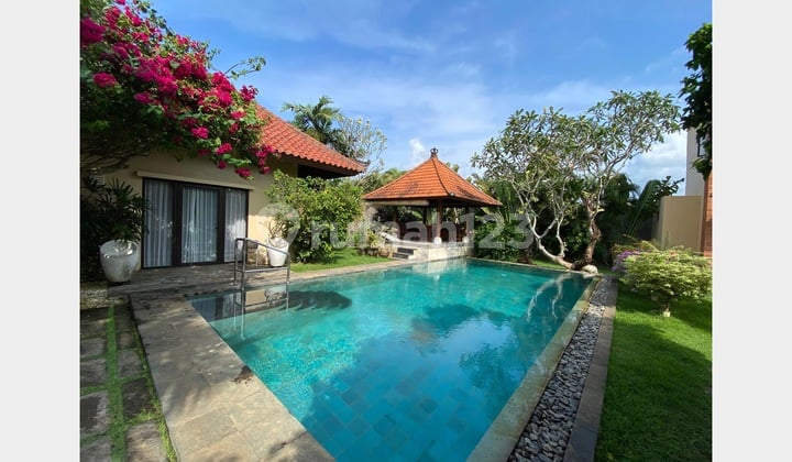 Classic Style Villa Peaceful Atmosphere Near Sidewalk Jimbaran