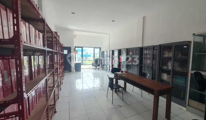 RUKO 3 LANTAI STRATEGIS DI JALAN UTAMA DEKAT DEWI SRI FOOD CENTER