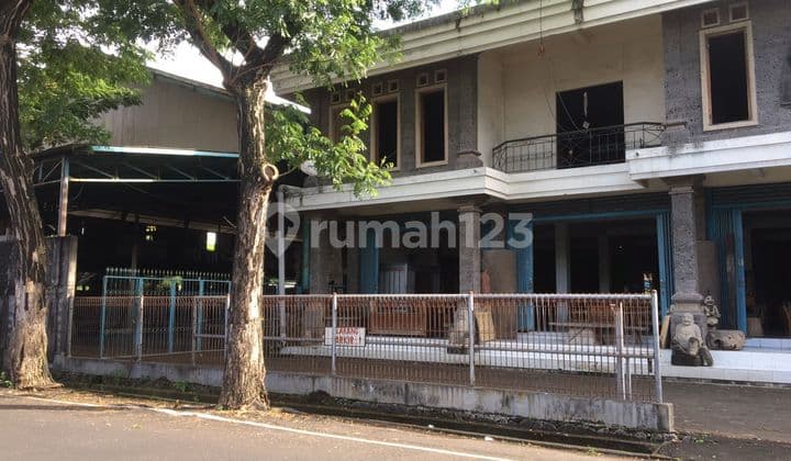 For rent 2.5 Floor Shophouse with 12 Are Area with Rooftop on Jl. Merdeka Kuta is suitable for gift shops or capsule hotels and various other businesses
