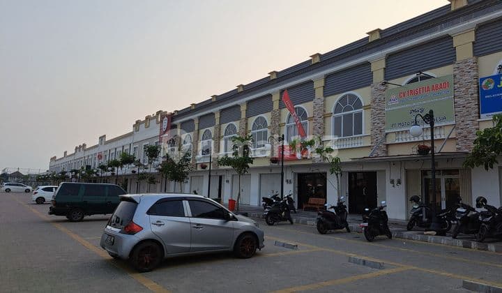 Ruko Bagus di Jalan Boulevard Parkiran Luas dan Terbuka Jababeka