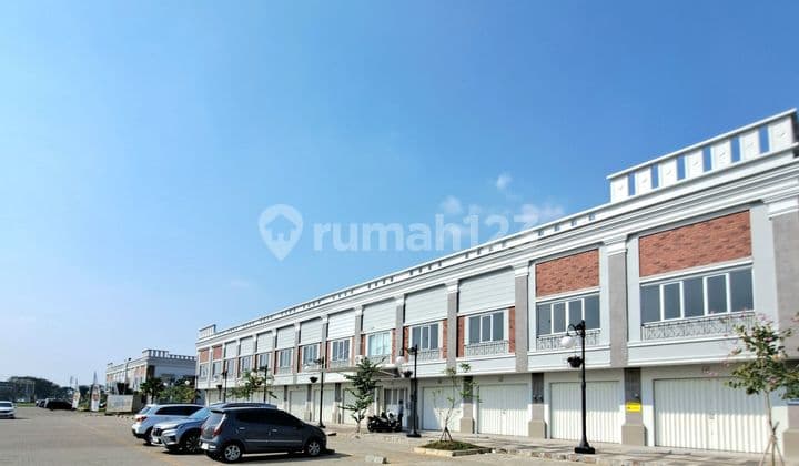 Nice ready-to-use shophouse on Boulevard street leading to Pantura Jababeka