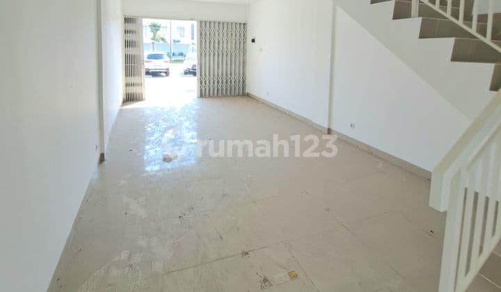 Ruko Sevilla jalan boulevard parkiran luas dan terbuka Jababeka