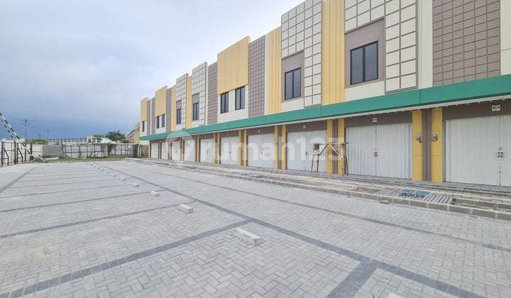 Ruko Siap.pakai di Jalan Boulebard Area Pakir Terbuka di Jababeka