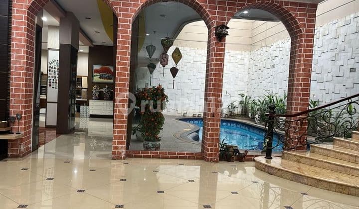 Rumah hoek mewah 2,5 lantai di taman palem lestari uk 650m2