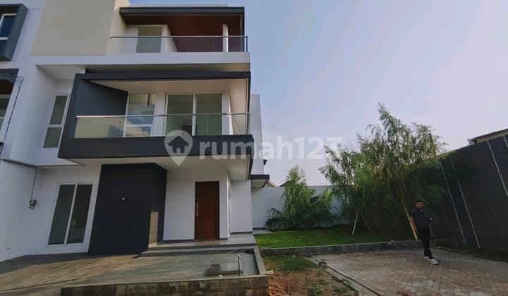 3-Story New House 9x14m Size Spacious Parking Northeast