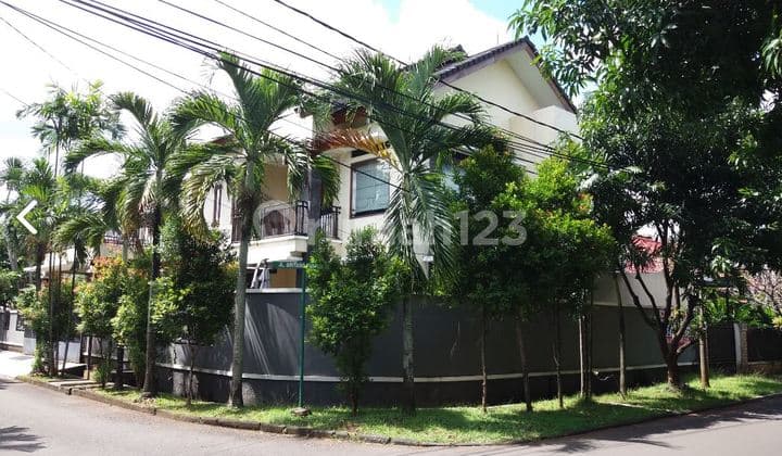 Rumah Hook Siap Huni Ada Kolam Renang di Bintaro