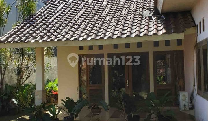 Rumah Siap Huni Halaman Luas Dekat Bintaro