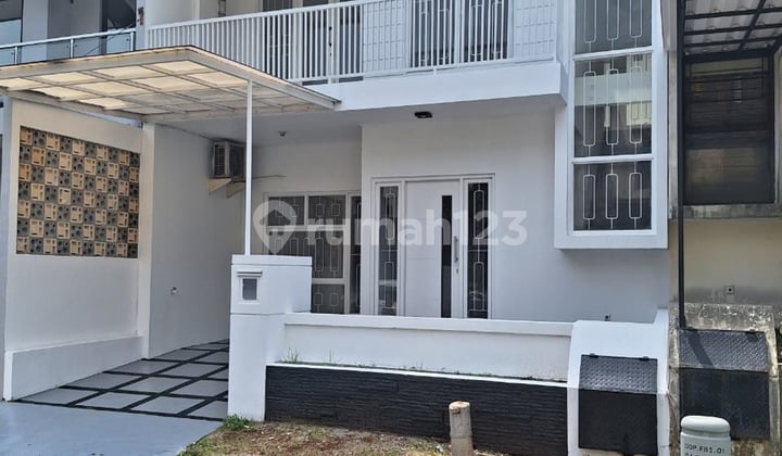Rumah Siap Huni di Emerald Townhouse, Distrik Emerald