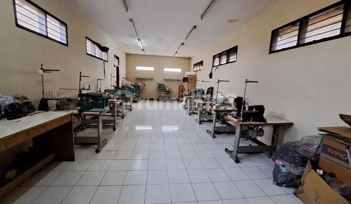 Rumah di Taman Kopo Indah 1 SHM 2 Lantai Butuh Renovasi Selatan